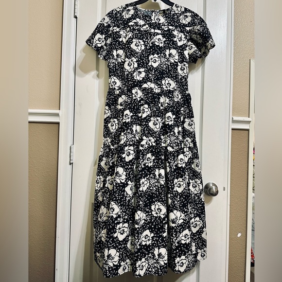 Who What Wear Dresses & Skirts - WHO WHAT WEAR black floral dress M 🖤